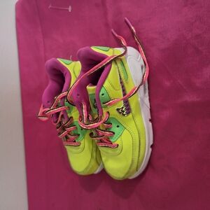 Nike Green and Pink Sneakers Modern Athletic Design
